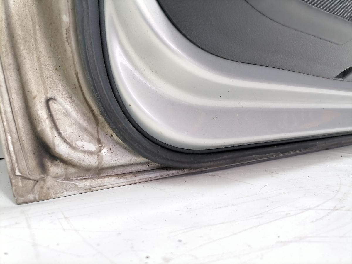 VW Touran original T&uuml;r vorn rechts LR7L Silver Leaf Rohbau Bj.2009
